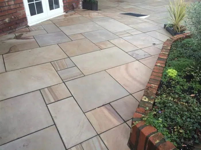 CARAMEL BUFF SAWN SANDSTONE PAVING